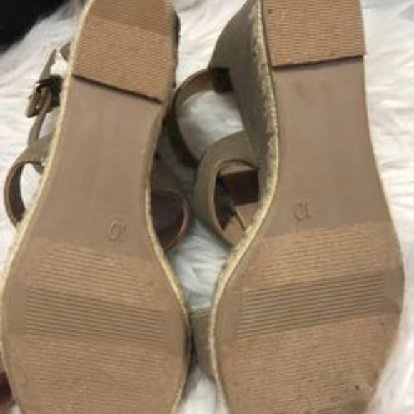 TAN COLORED BRAND NEW WEDGES - Picture 3 of 3